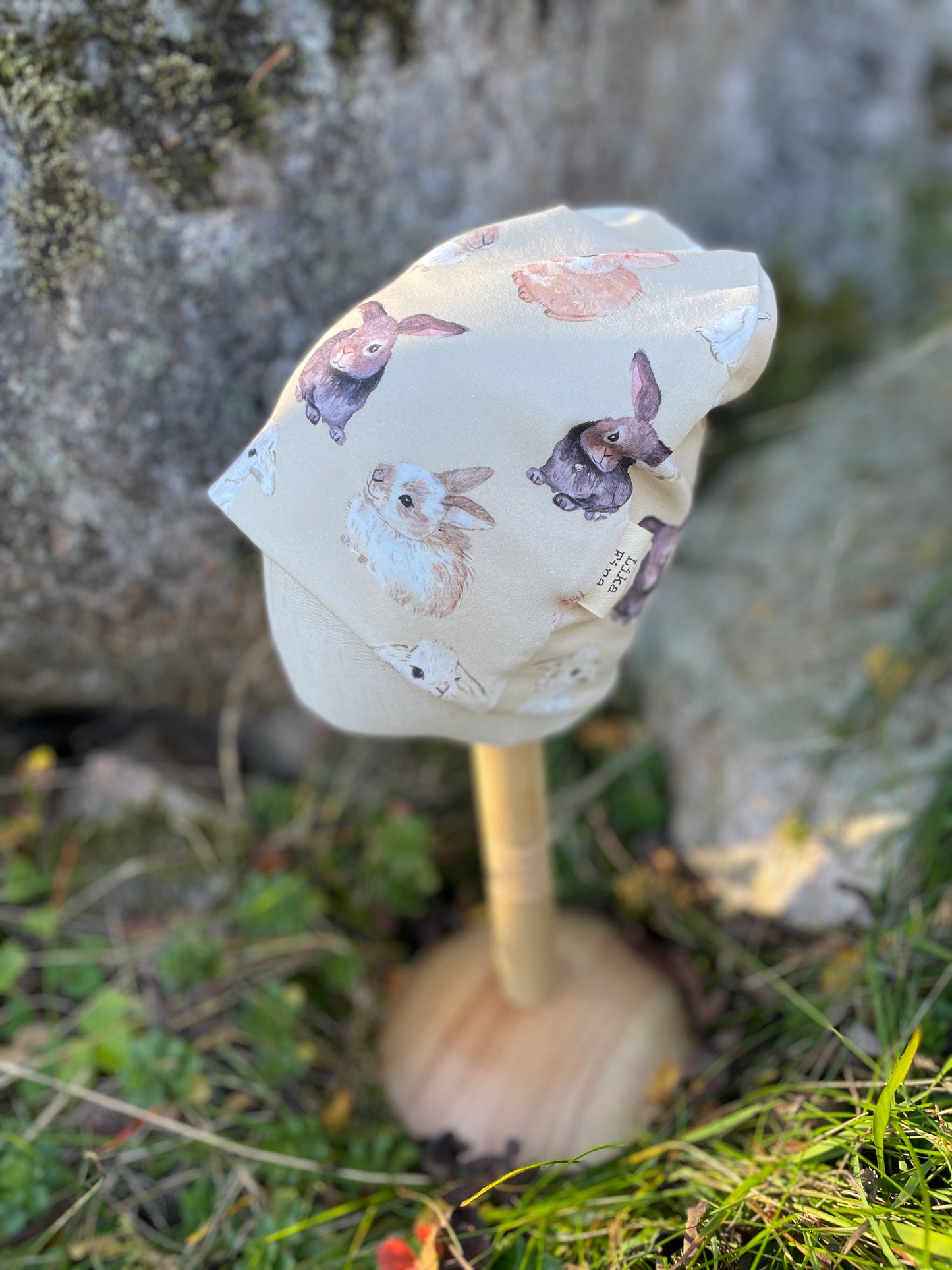 Mössa i mjuk bomullstrikå, Kaniner