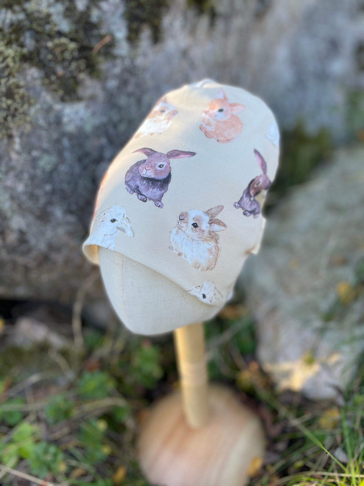 Mössa i mjuk bomullstrikå, Kaniner