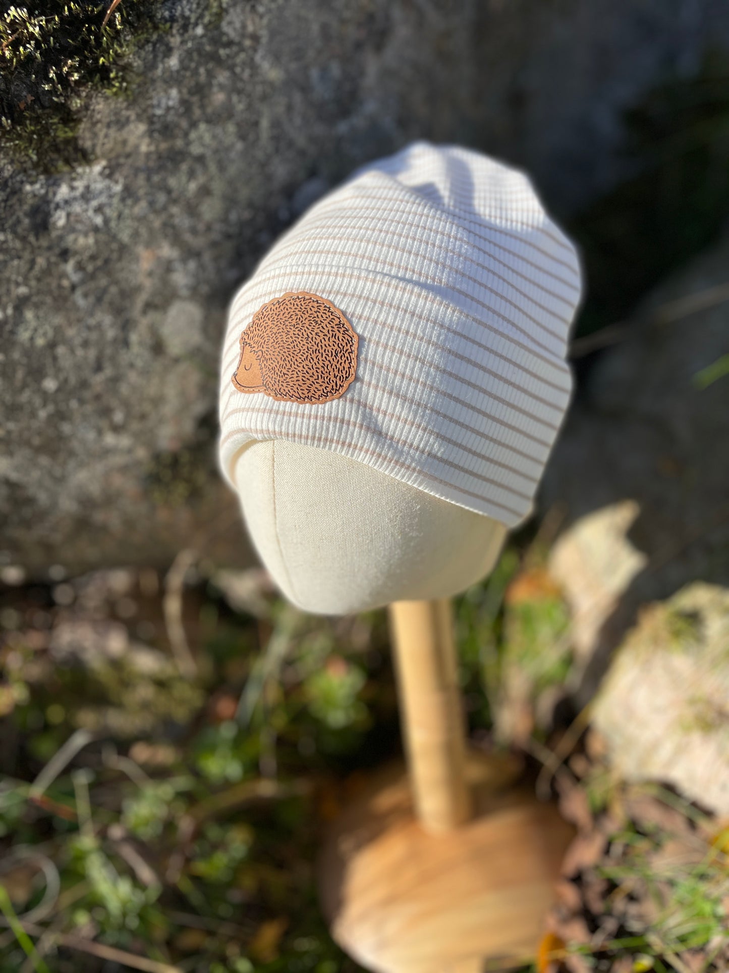 Mössa i mjuk ribbad jersey med igelkotte