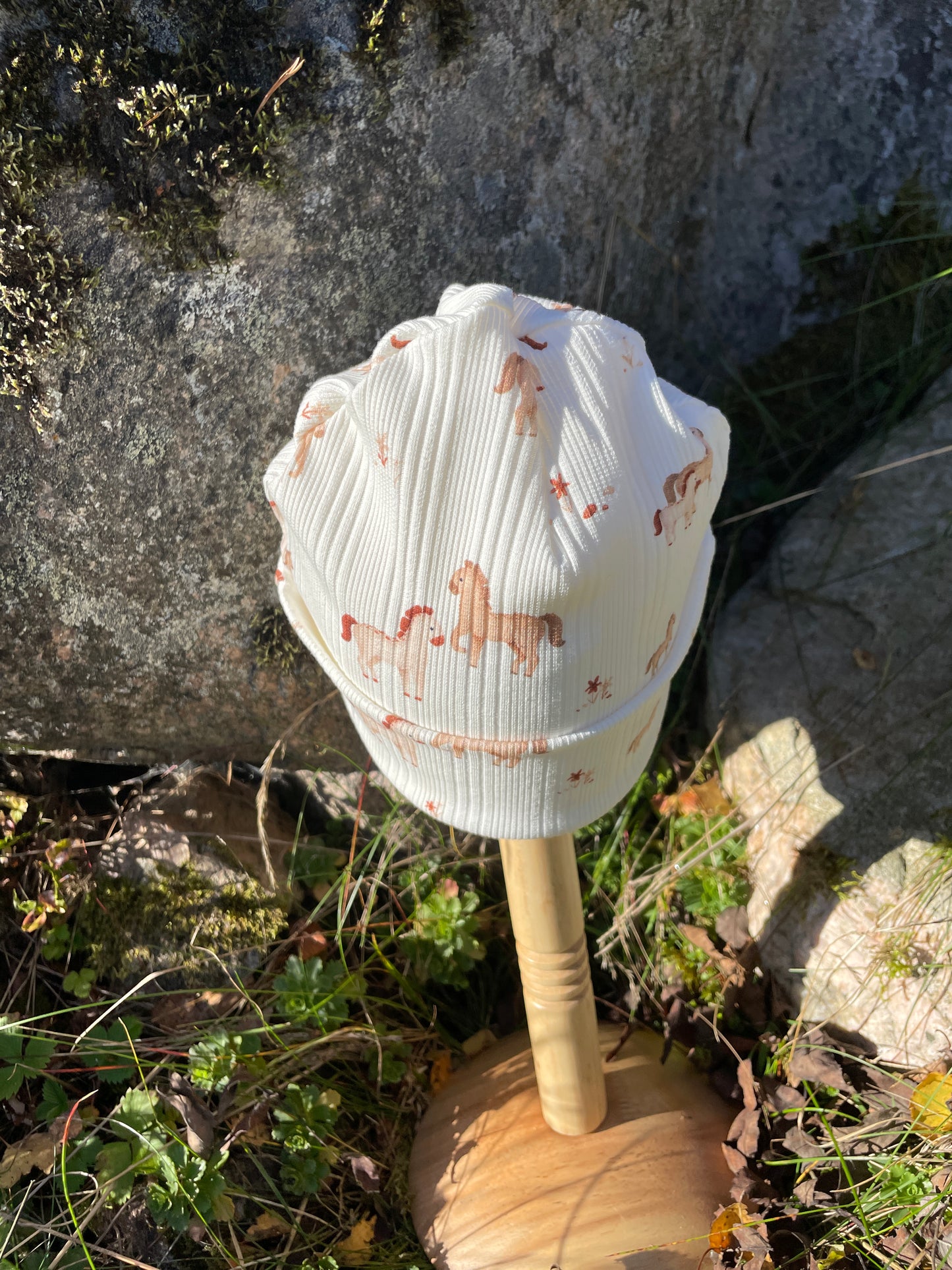 Mössa i ribbad Jersey med hästar