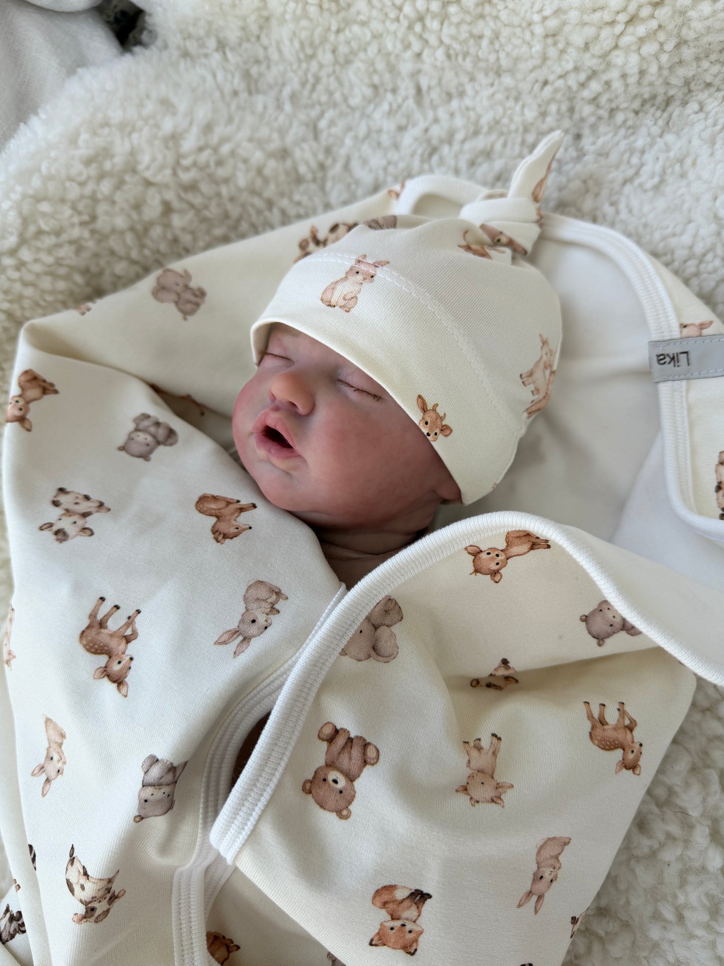 Babyfilt och knoppmössa