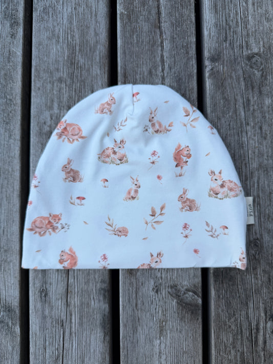 Mössa med skogsdjur Stl 52/54