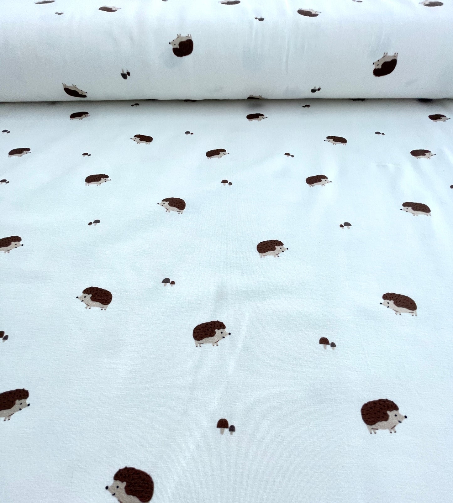 Trikåtyg igelkottar off white