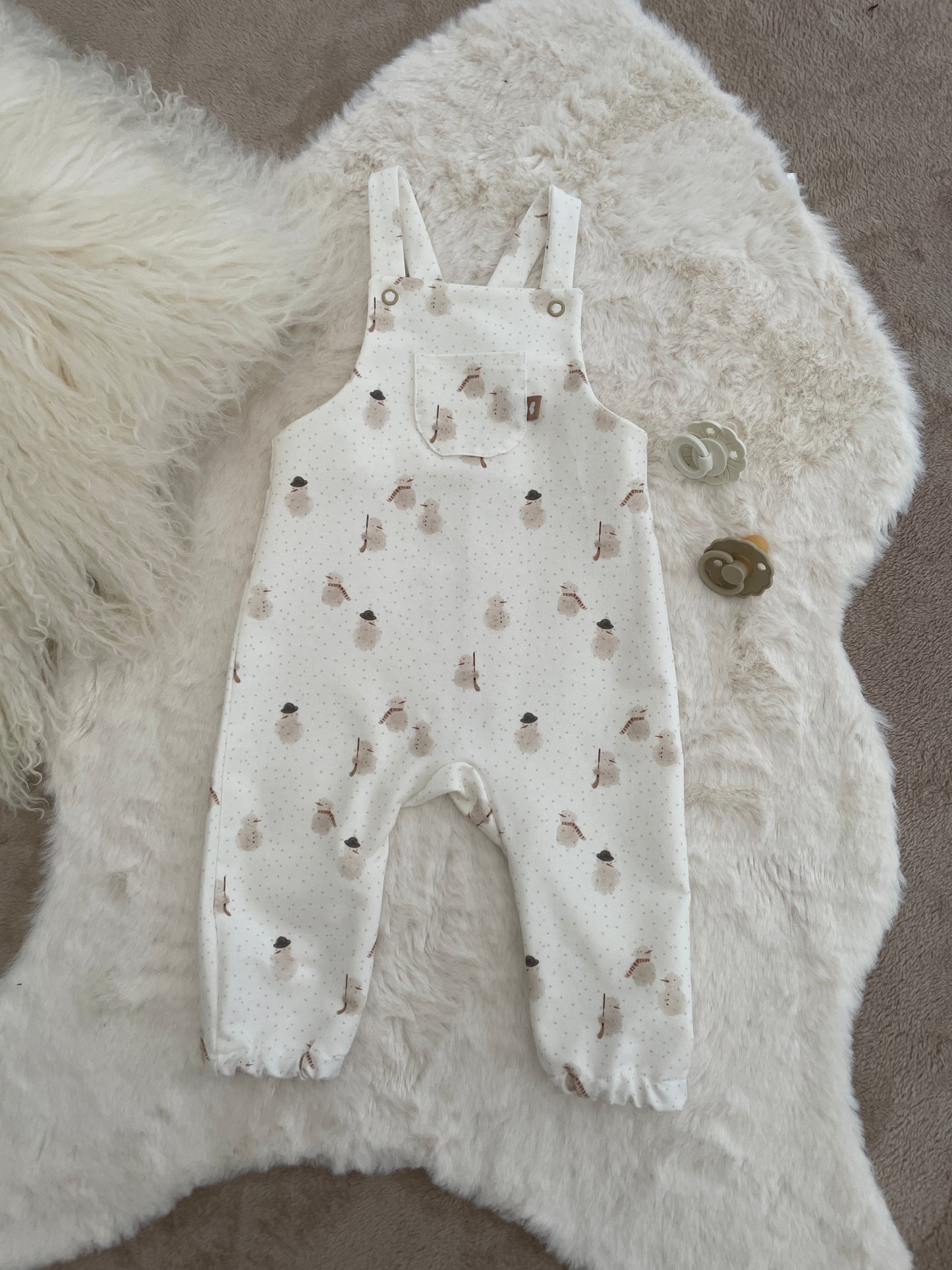 Symönster - Hängselbyxan Lilly Stl 50, 56, 62, 68, 74, 80