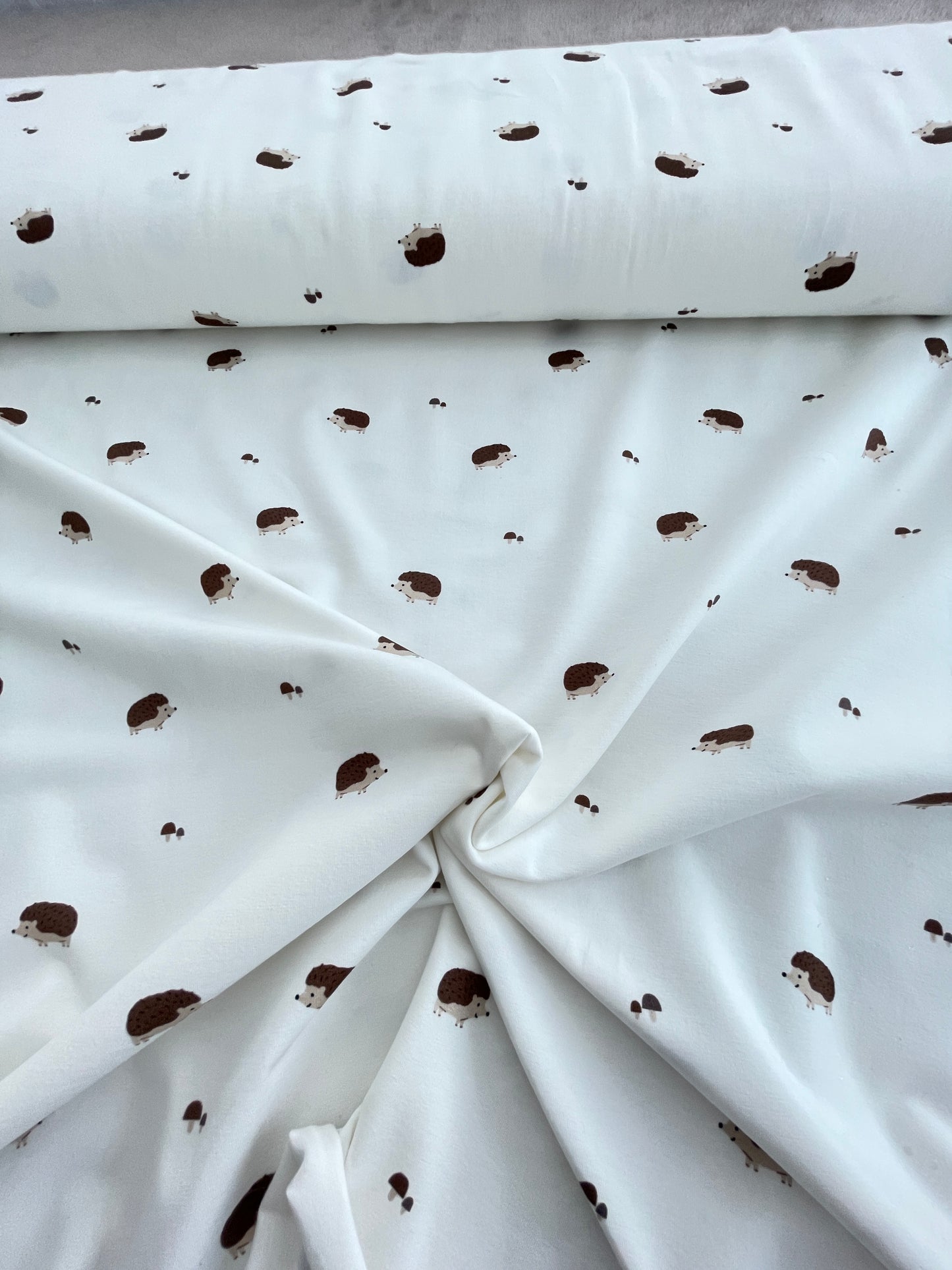 Trikåtyg igelkottar off white