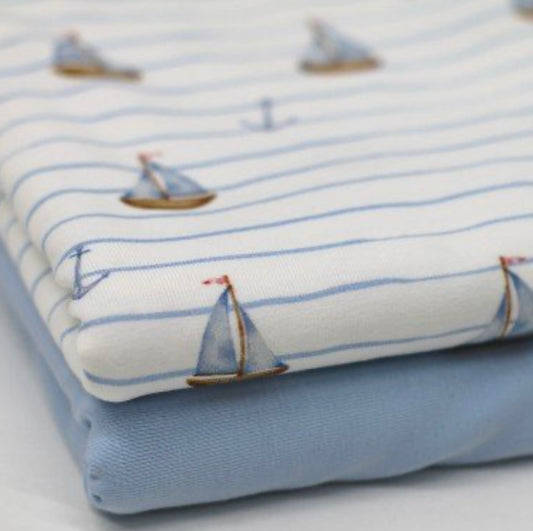 Trikåtyg randig m segelbåtar