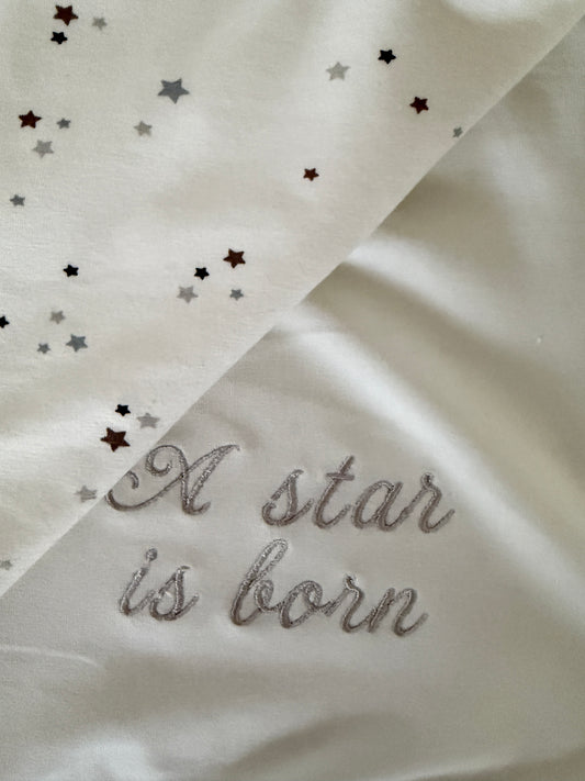 Mjuk bebisfilt med broderad text
