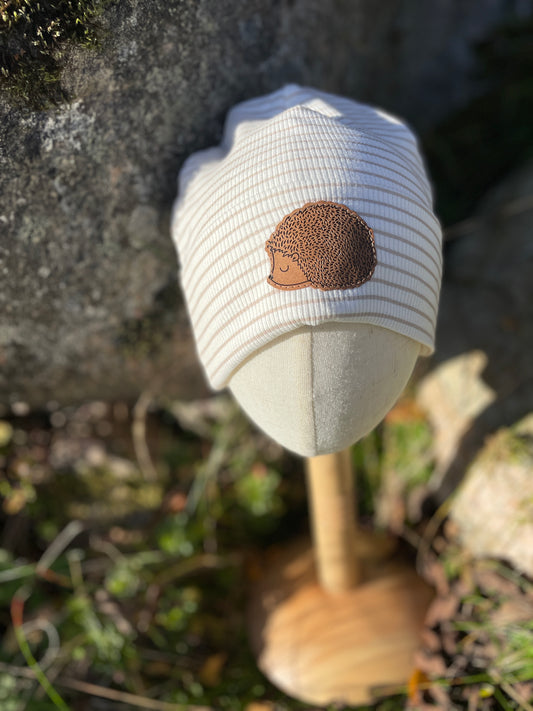 Mössa i mjuk ribbad jersey med igelkotte