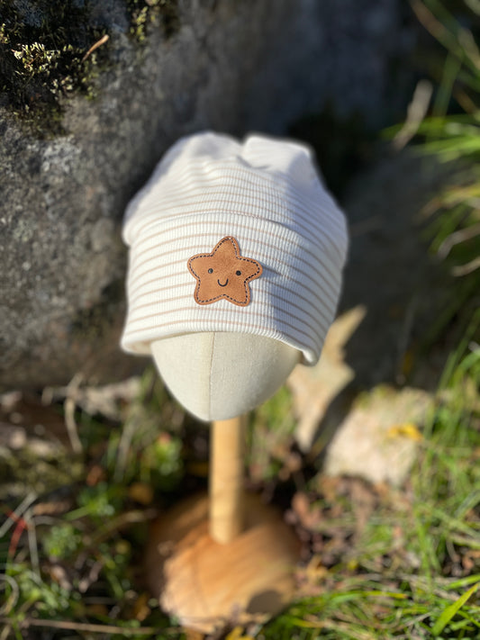 Mössa i mjuk ribbad jersey, med stjärna
