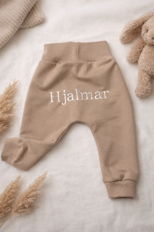 Baggybyxa med broderat namn, välj tyg och storlek