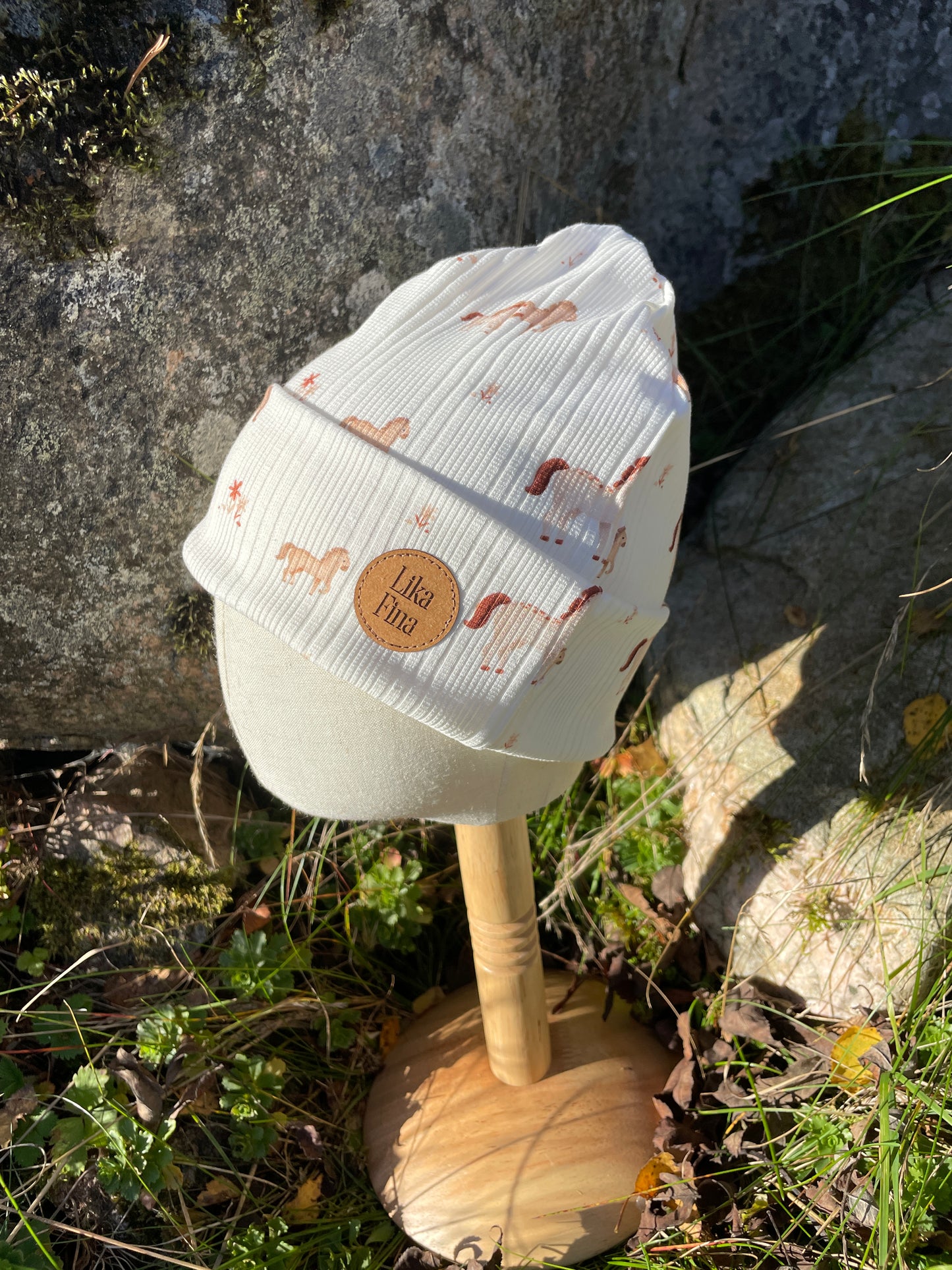 Mössa i ribbad Jersey med hästar
