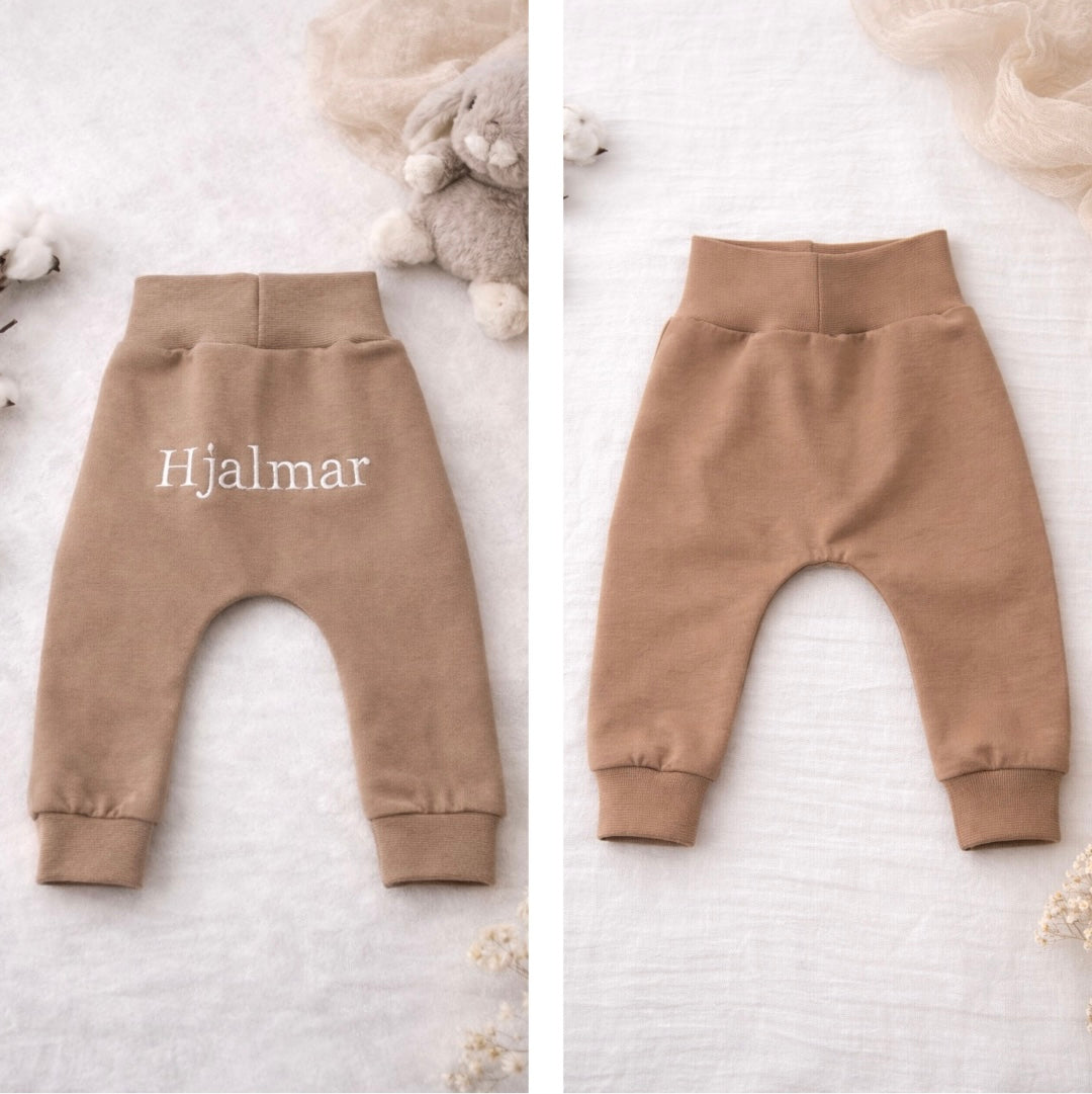 Baggybyxa med broderat namn, välj tyg och storlek