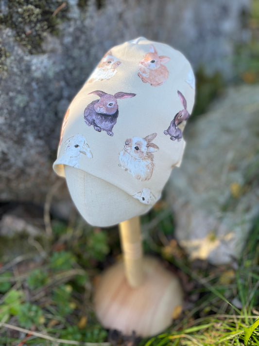 Mössa i mjuk bomullstrikå, Kaniner