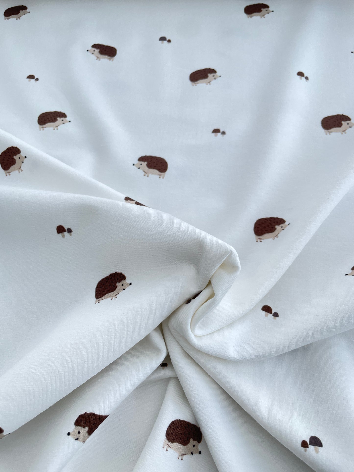 Trikåtyg igelkottar off white