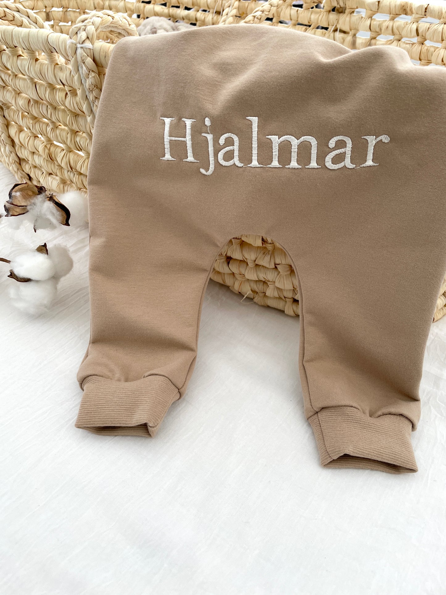 Baggybyxa med broderat namn, välj tyg och storlek